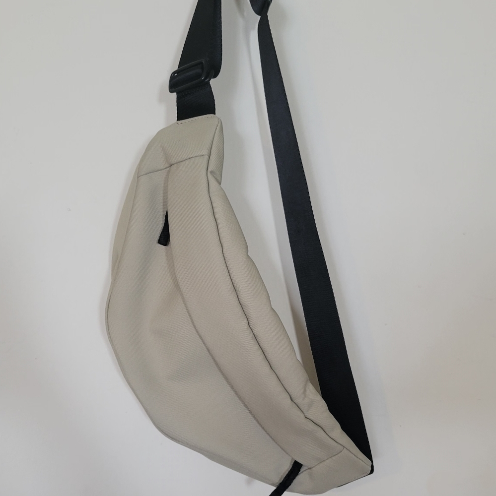 Everlane - renew transit fanny pack